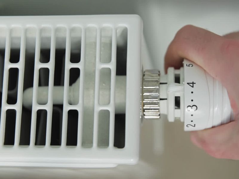 Osoba uključuje radijator