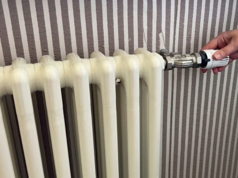 Osoba koristi centralno grejanje