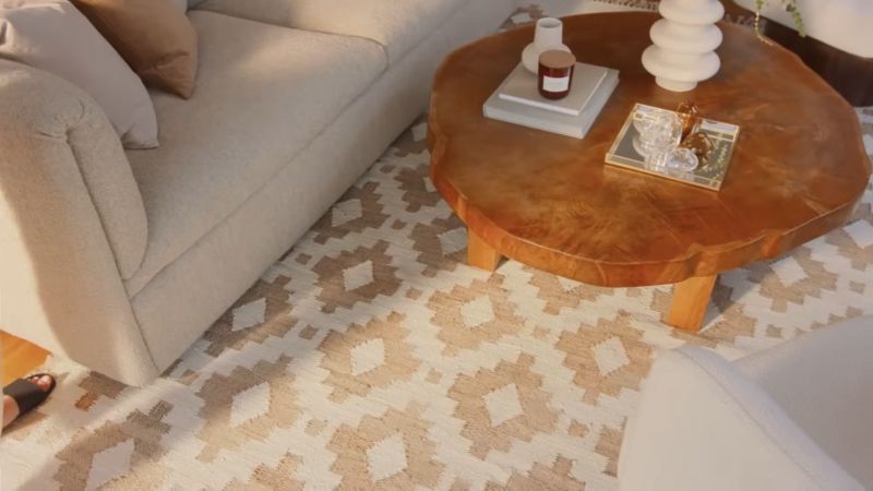 Tepih postavljen ispod garniture i klub stola u dnevnoj sobi sa podnim grejanjem