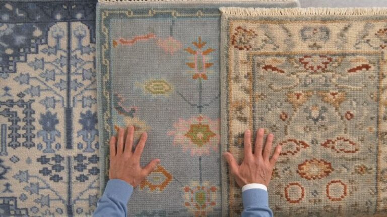 Ruke biraju različite modele tepiha srednje i manje debljine