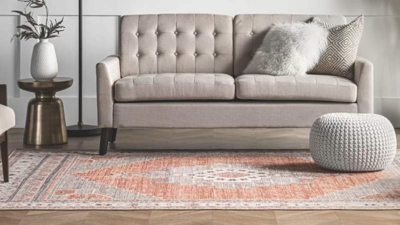 Tepih od polipropilena ili poliestera postavljen u dnevnoj sobi sa podnim grejanjem